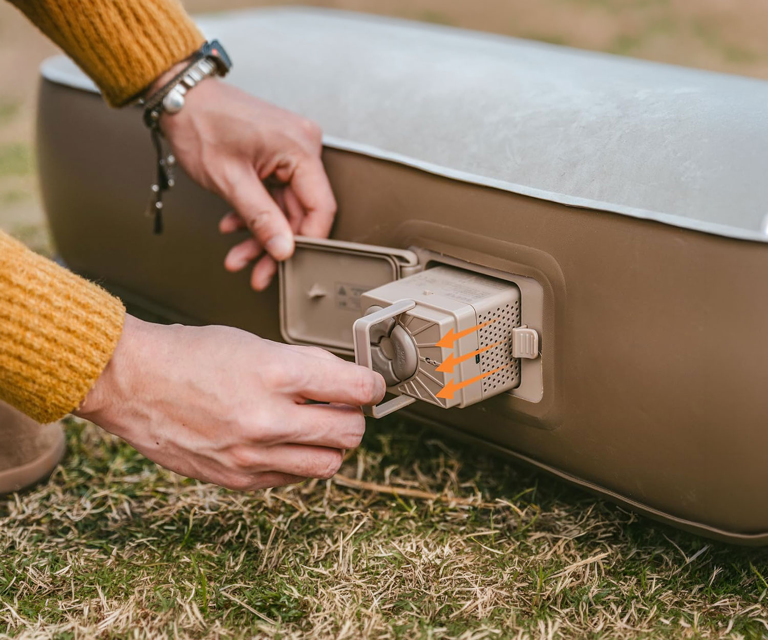 Selbstaufblasende Matratze mit integrierter Pumpe